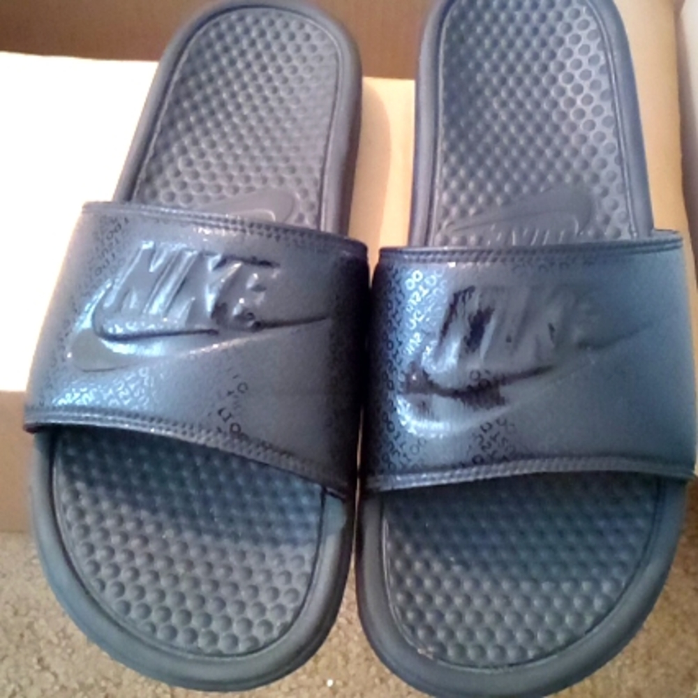 NIKE SLIDES SIZE 9M